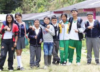 Solo uno de cada dos adolescentes en Colombia accede a la...