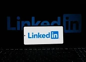 LINKEDIN BUSCA FRENAR EL CONTENIDO DE BAJA CALIDAD HECHO CON IA Y ABRE UNA OPORTUNIDAD PARA LOS LÍDERES QUE COMPARTEN SUS EXPERIENCIAS