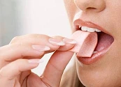 Los chicles liberan cientos de microplásticos en la boca, aunque su impacto es incierto